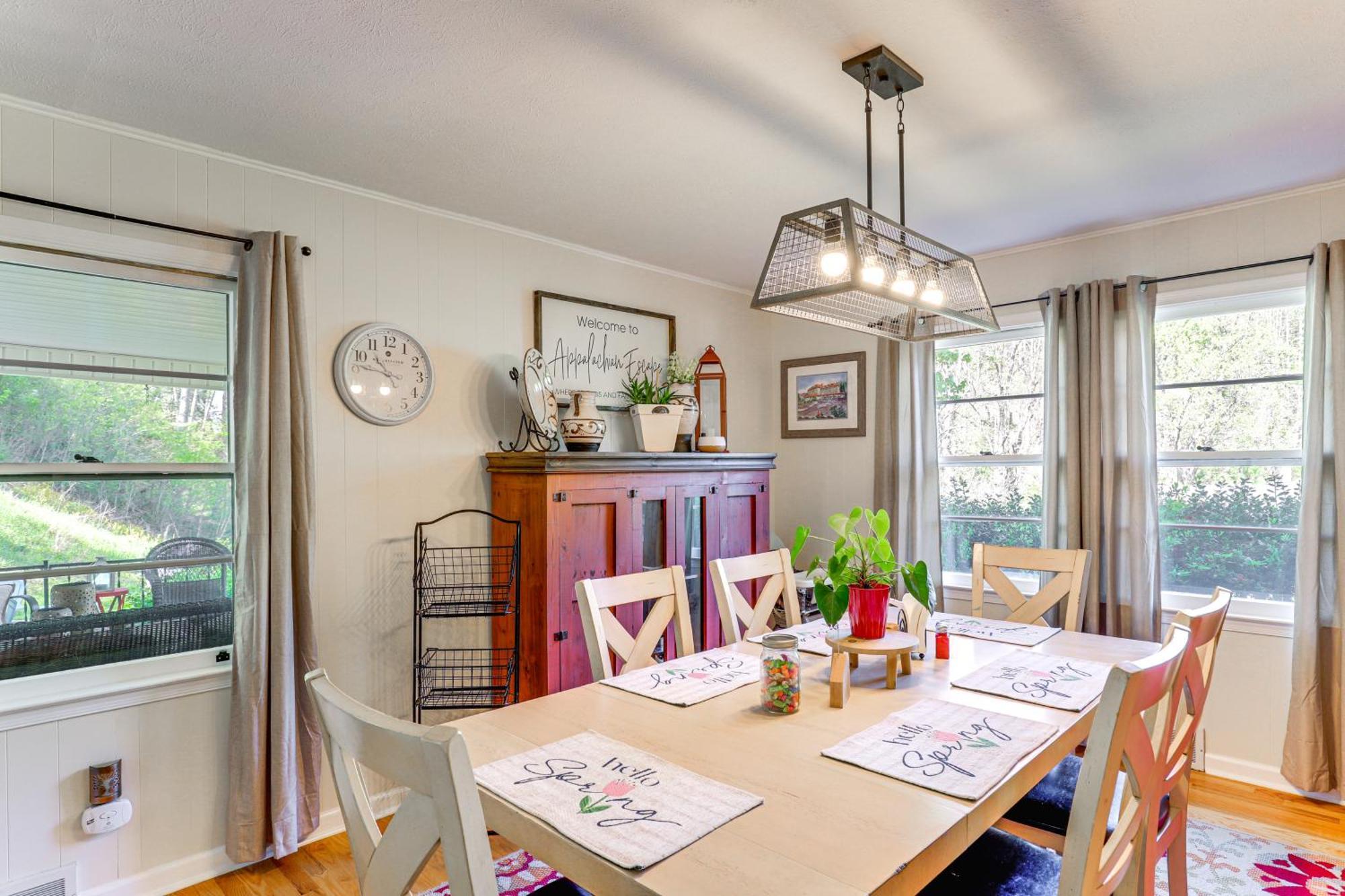 Updated Marshall Home With Fire Pit And Game Room! Buitenkant foto