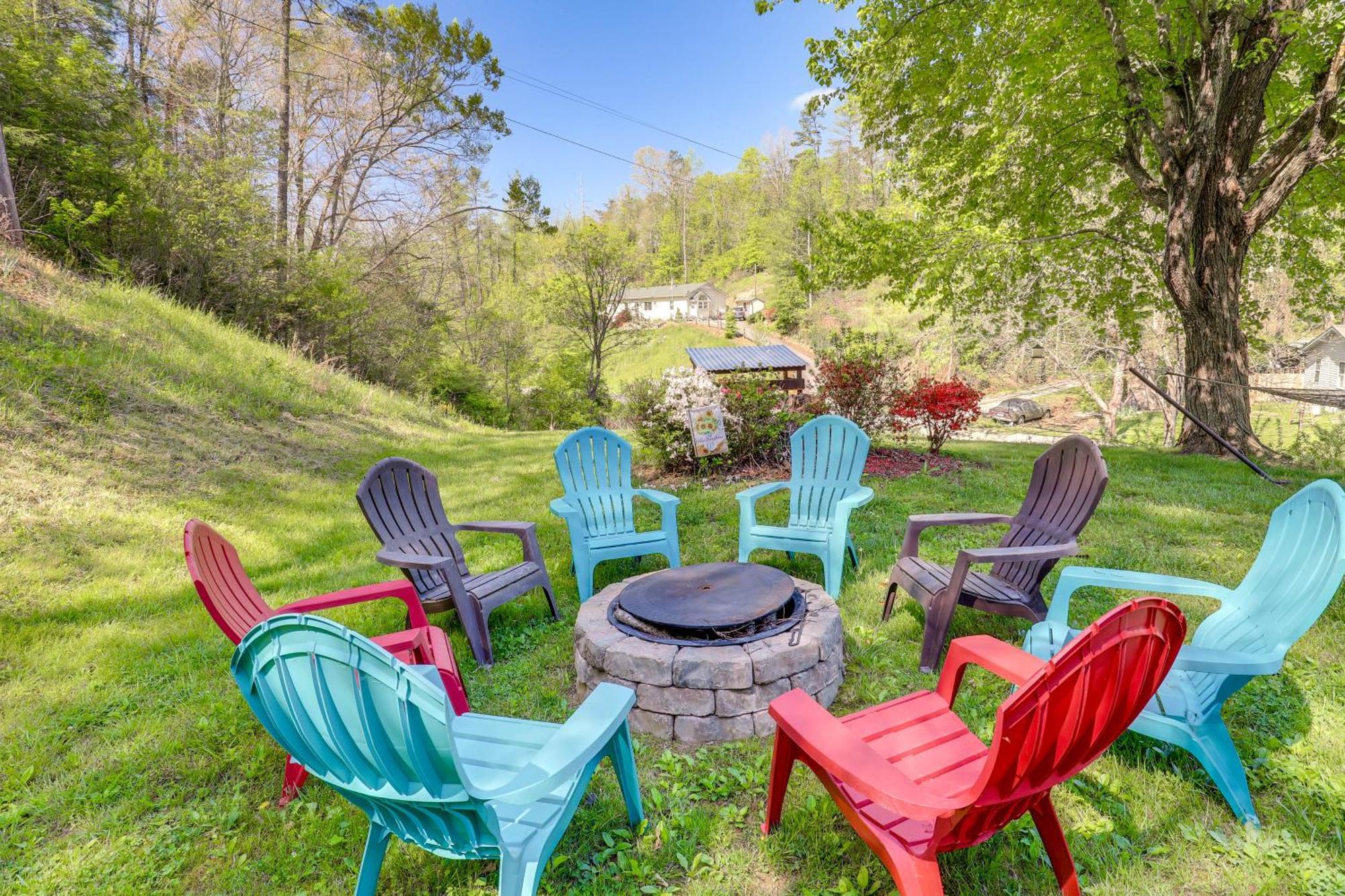 Updated Marshall Home With Fire Pit And Game Room! Buitenkant foto
